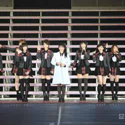 「AKB48 2013真夏のドームツアー～まだまだ、やらなきゃいけないことがある～」大阪公演1日目より／アンコールの様子（C）AKS