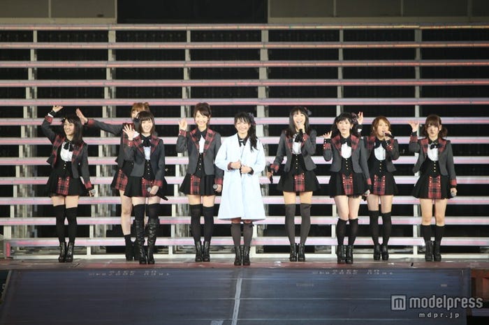 「AKB48 2013真夏のドームツアー~まだまだ、やらなきゃいけないことがある~」大阪公演1日目より/アンコールの様子(C)AKS