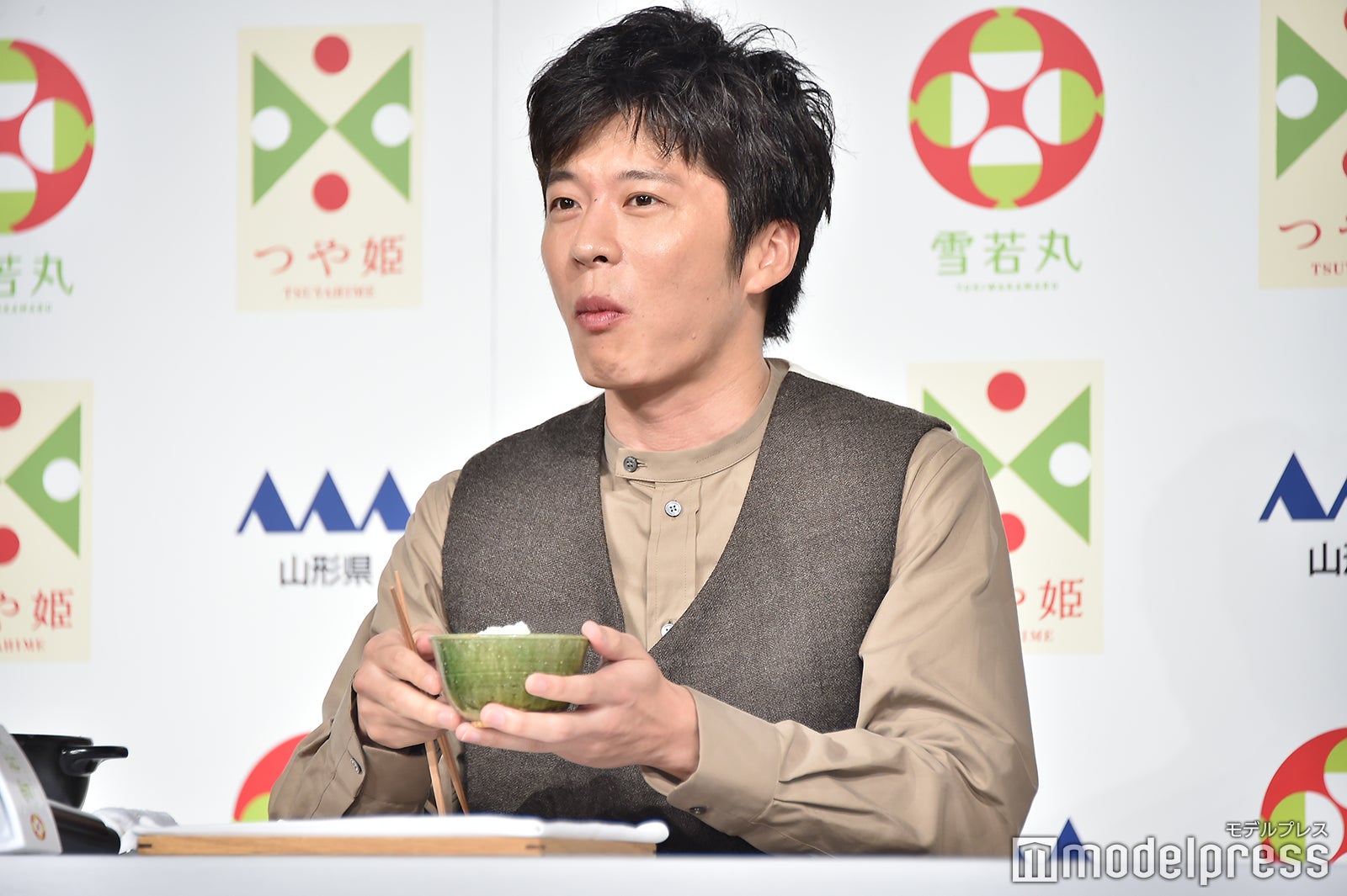 米を味わう田中圭その2（C）モデルプレス