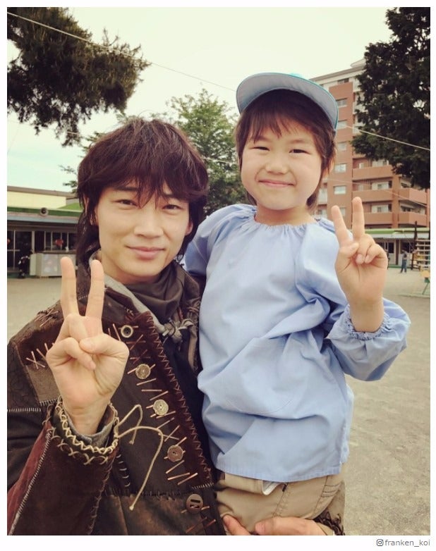 綾野剛、左江内氏“もや夫”を抱っこ「パパ感がすごい」「まるで親子」と反響＜フランケンシュタインの恋＞