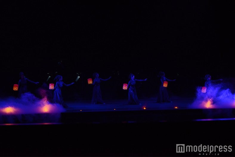 ランタンを表現（C）モデルプレス