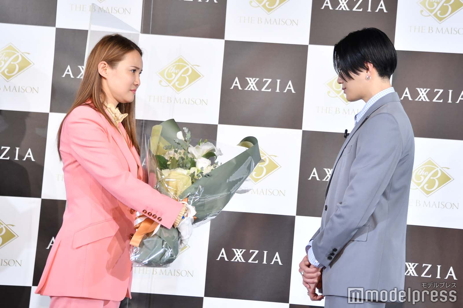 アンバサダー就任を祝福する花束を受け取る八木勇征 （C）モデルプレス