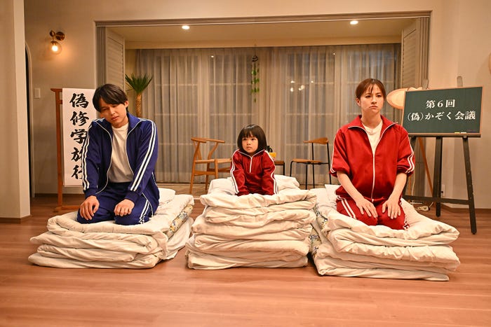 松村北斗、倉田瑛茉、松本若菜「西園寺さんは家事をしない」最終話より(C)TBS