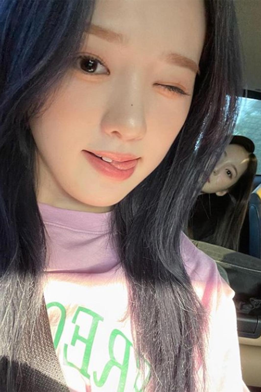 青髪イメチェンのNiziUリオ、ドアップショットに絶賛の声 アヤカの“映り込み”も話題に