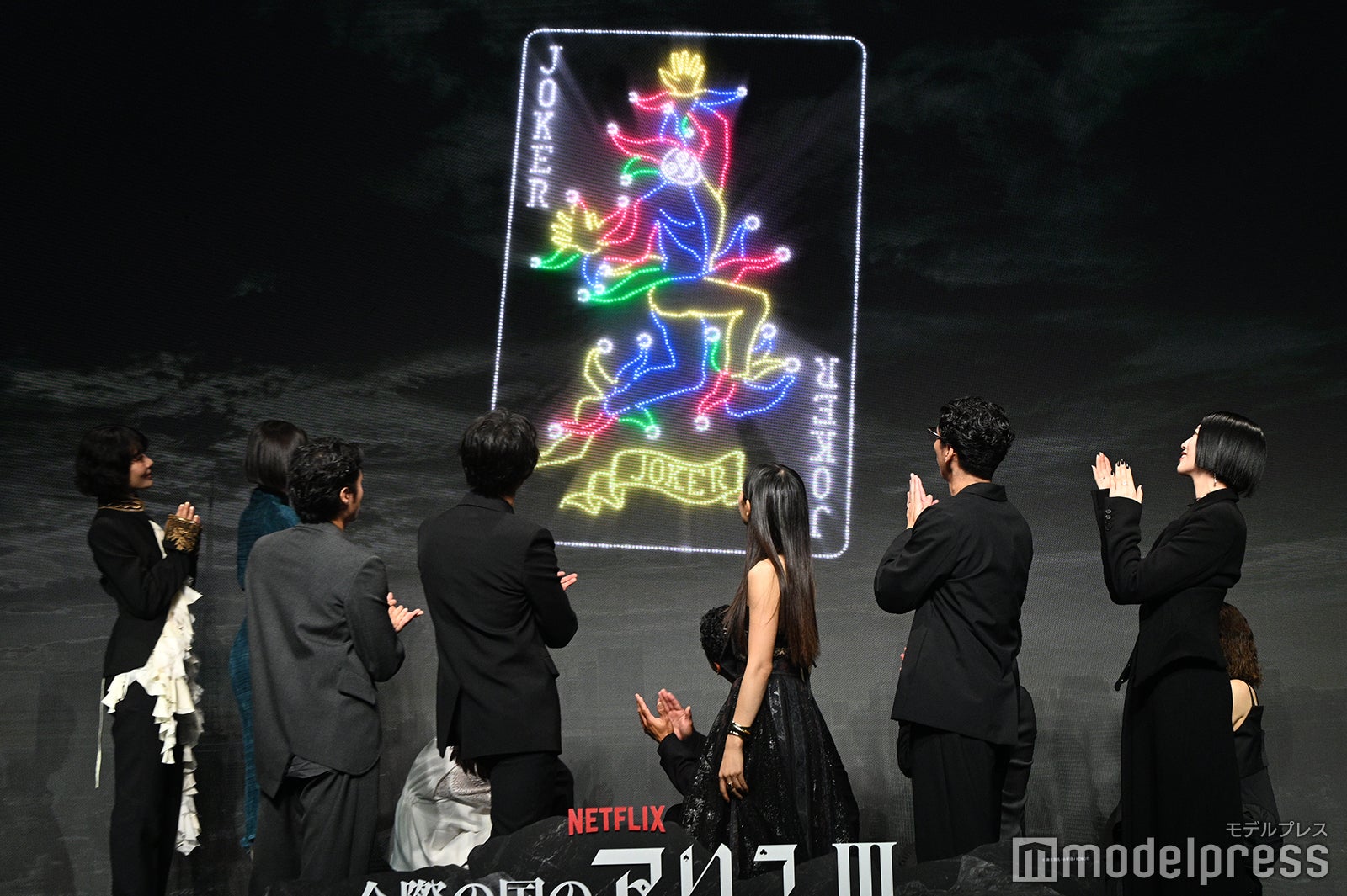 映像に驚く山崎賢人、土屋太鳳ら（C）モデルプレス