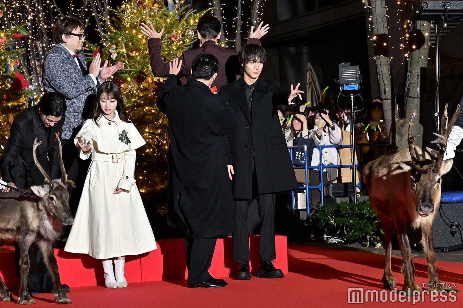 トナカイを愛でる渡邊圭祐、見送る橋本環奈と中川大志 （C）モデルプレス