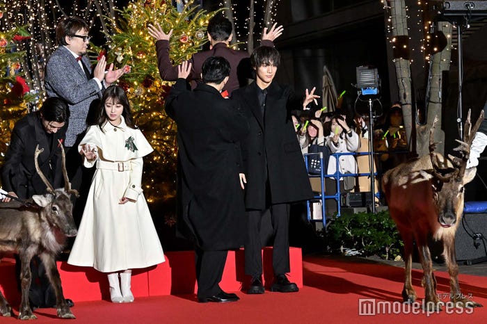 トナカイを愛でる渡邊圭祐、見送る橋本環奈と中川大志 (C)モデルプレス