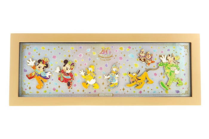 ピンバッジセット&フレーム8,500円(C)Disney