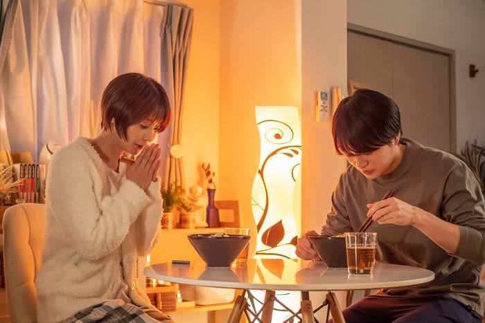 倉科カナ、菊池風磨(C)「隣の男はよく食べる」製作委員会
