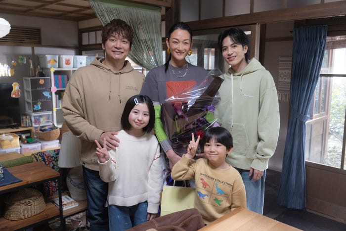 (左上から)香取慎吾、冨永愛、志尊淳(左下から)増田梨沙、千葉惣二朗(C)フジテレビ