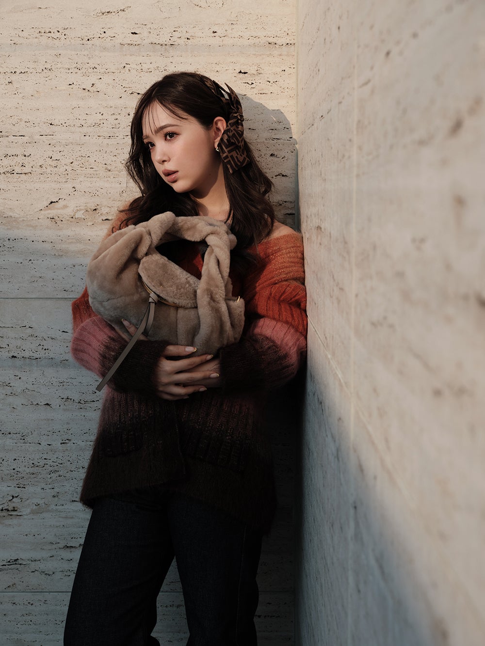 藤田ニコル、シアリング素材で秋ムード「フェンディ」トリュフカラーバッグ着用