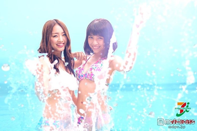 SUPER☆GiRLS、水着姿で「イッチャって ヤッチャって」（左から）荒井玲良、田中美麗【モデルプレス】