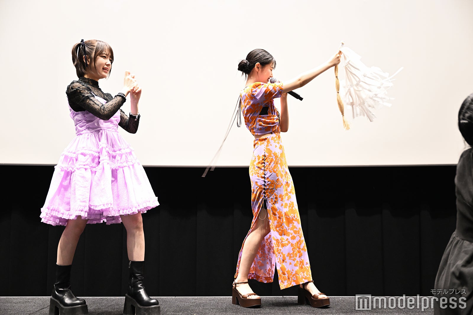 除霊するなえなの、原菜乃華（C）モデルプレス