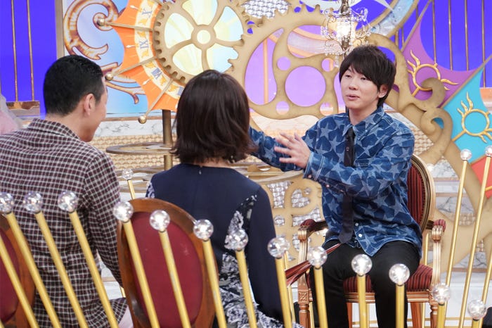 古市憲寿(奥)(C)日本テレビ