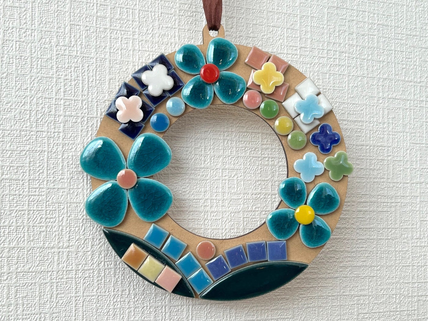 「タイルdeリース」は1セット2000円～（60分）。写真は季節ごとに変わるテーマの「夏」アイテム