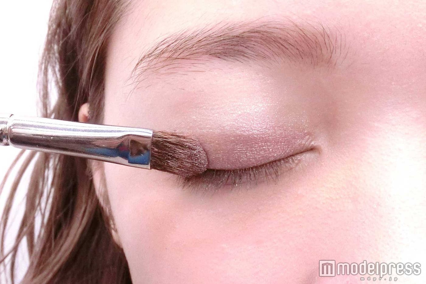 濃いブランで目元を引き締め/モデル:小澤しぇいん