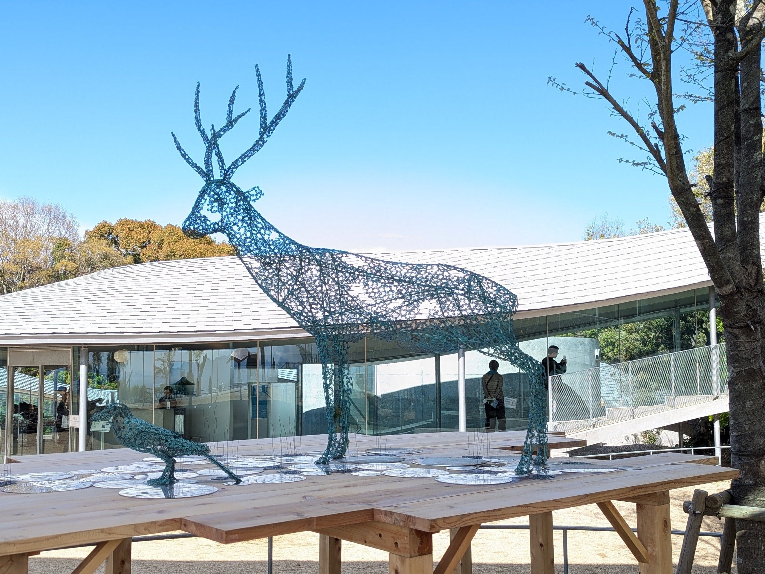 高松市の北東部、屋島山上交流拠点施設「やしまーる」も瀬戸内国際芸術祭の会場で9名の作家による「屋島アートどうぶつ園」の作品が鑑賞できる。写真は、西島雄志「臨-Rin-」。奥に見えるユニークな建物が「やしまーる」