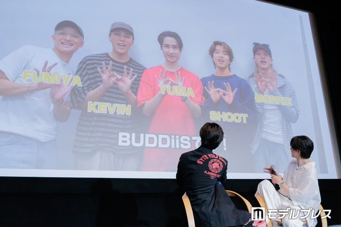 BUDDiiSからのメッセージに驚く瀬戸利樹、小川史記(C)モデルプレス