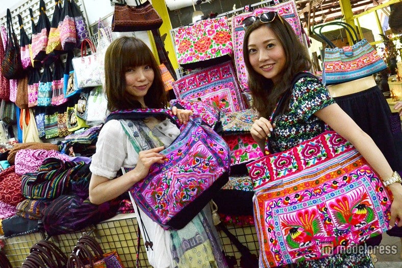 ビビッドなアジア風の刺繍が可愛い派手バッグ