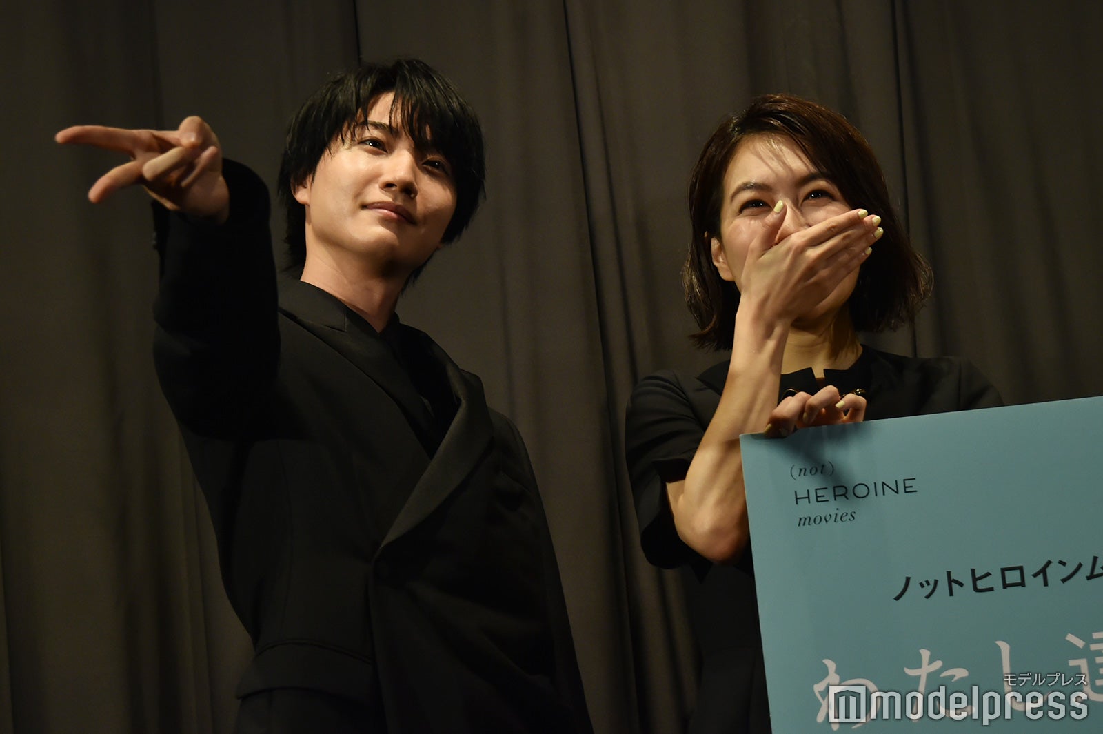 ギャルピースをキメる桜田通とそれを見て笑う木竜麻生（C）モデルプレス