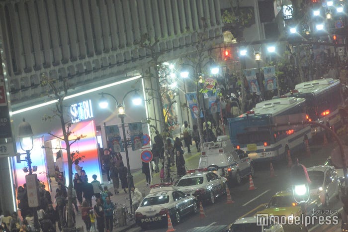 警察官が厳戒体制で警備/2018年10月27日午後18時頃撮影 (C)モデルプレス