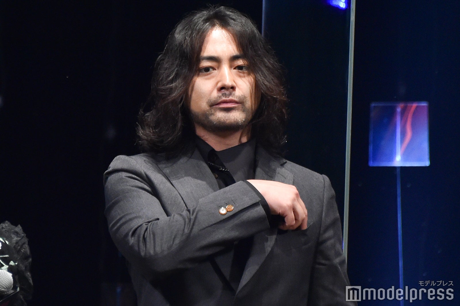 “ブリーフ型”の金テープをポケットにしまう山田孝之 （C）モデルプレス