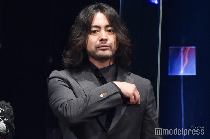 “ブリーフ型”の金テープをポケットにしまう山田孝之 (C)モデルプレス