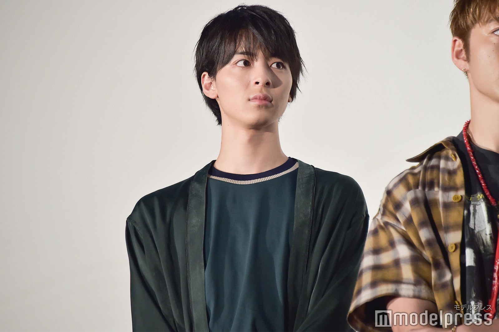 監督からのメッセージを聞く高杉真宙 （C）モデルプレス