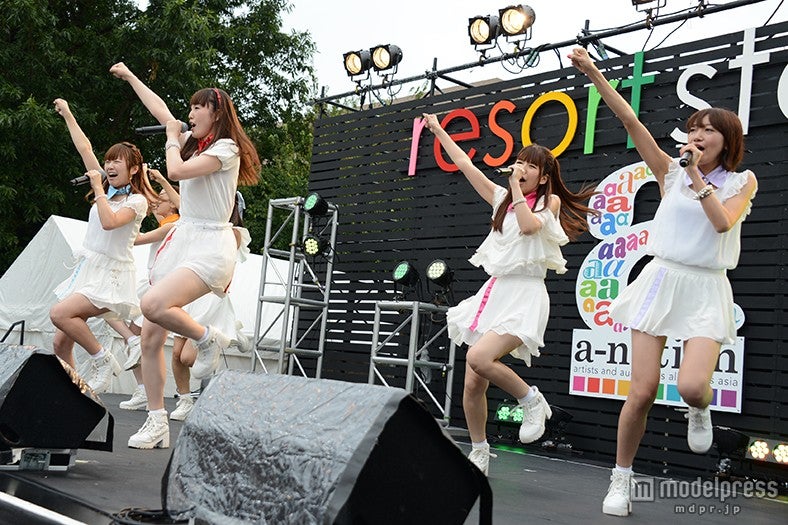 「a-nation stadium fes. resort stage」に出演したRe:ガールズ