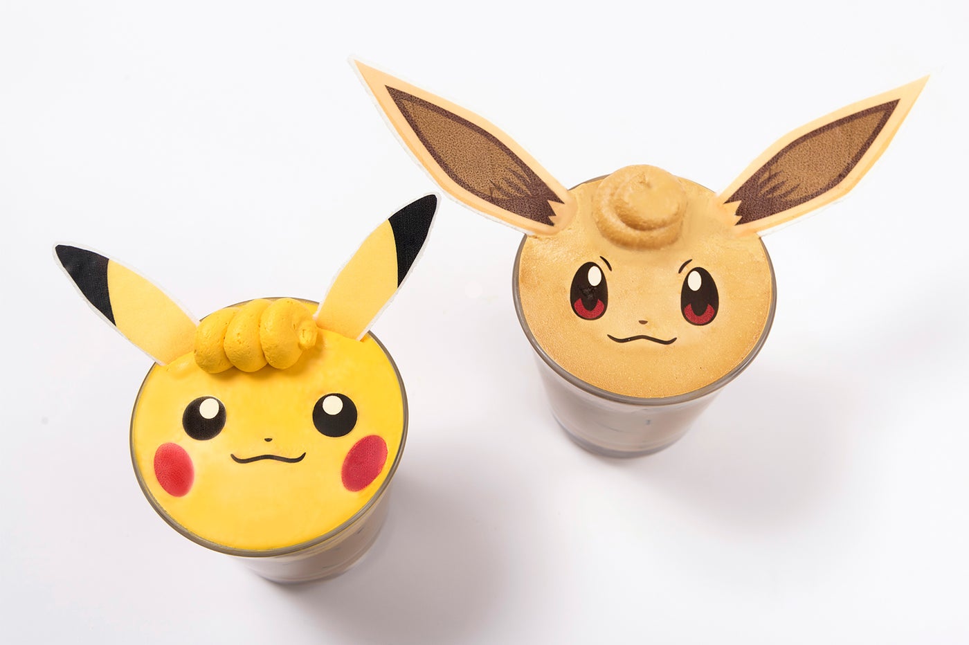 どちらを選ぶ！？相棒ピカチュウアイスラテ or 相棒イーブイアイスラテ各￥890（C）2018 Pokemon.（C）1995-2018 Nintendo／Creatures Inc.／GAME FREAK inc.