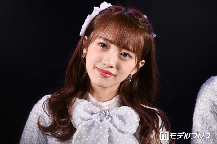 AKB48向井地美音、素肌ちらり変形デニム姿に「可愛すぎ」「スタイル抜群」の声