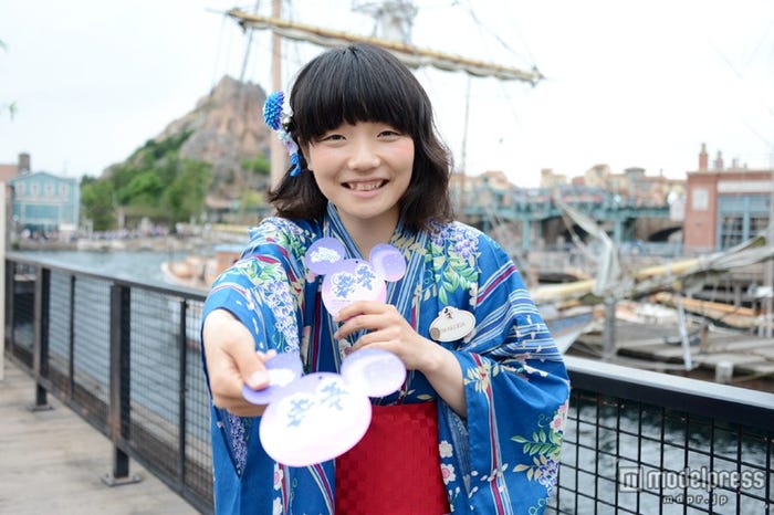 ウィッシングカードを配布するキャスト(TDS)