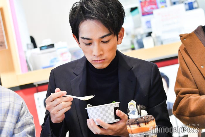 チーズリゾットを試食する町田啓太 (C)モデルプレス