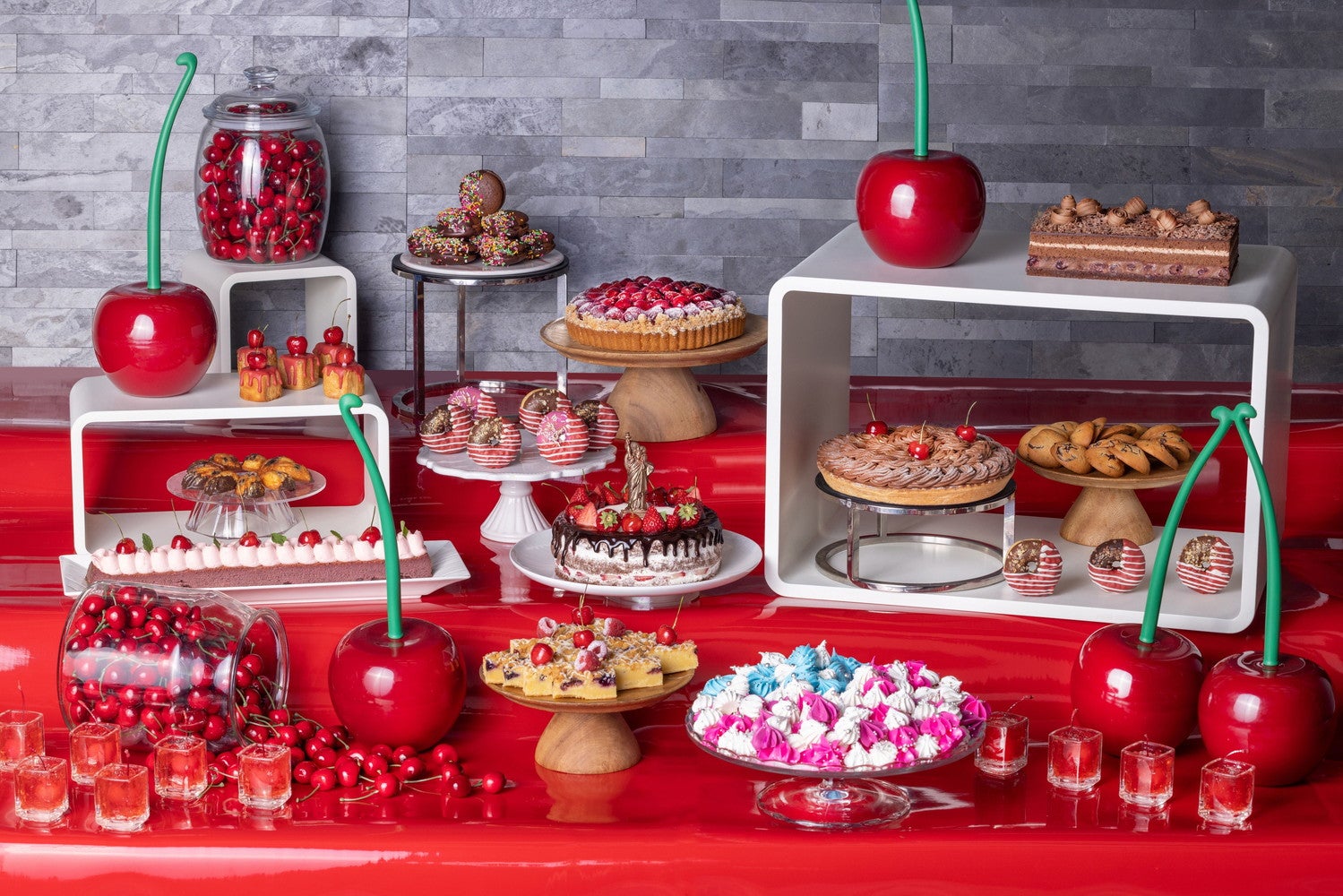 コンラッド大阪でチェリースイーツビュッフェ、旬のチェリー×チョコのマリアージュをケーキやタルトで