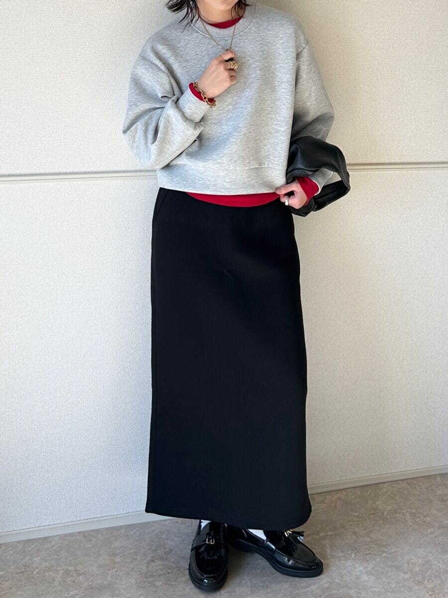 GUパフスウェットプルオーバーと赤インナーレイヤードコーデ