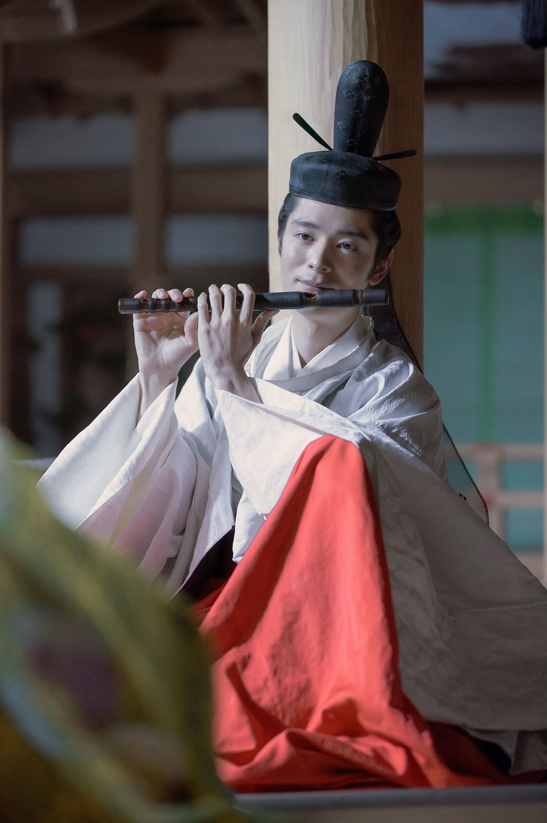 塩野瑛久、冠姿で笛を吹く「光る君へ」一条天皇の扮装写真公開