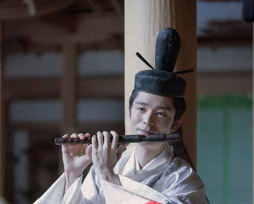 塩野瑛久、冠姿で笛を吹く「光る君へ」一条天皇の扮装写真公開