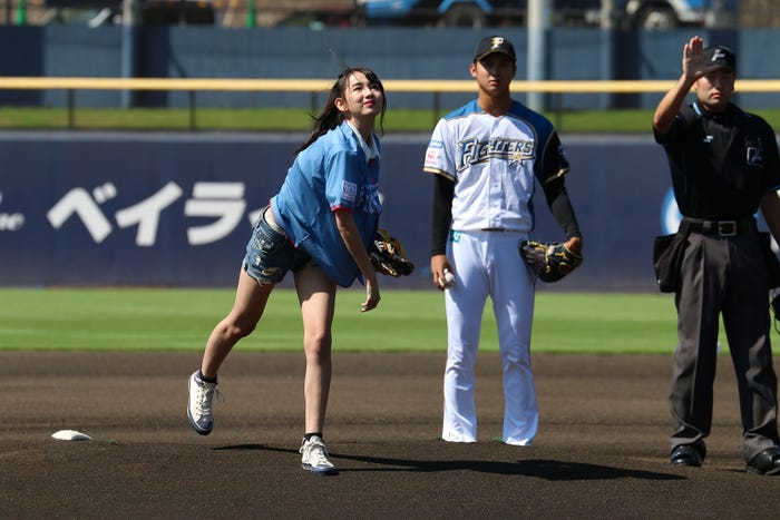 黒木麗奈(左)(提供写真)