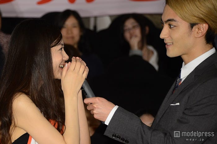 清水富美加(左)にカーネーションを食べさせた永瀬匡(右)