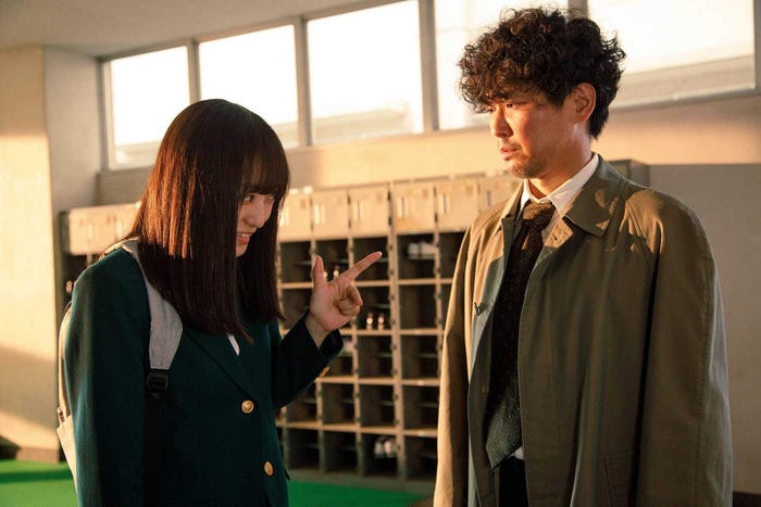 日比野芽奈、山崎樹範/本編1話(1月14日放送回)より(C)「あなた犯人じゃありません」製作委員会