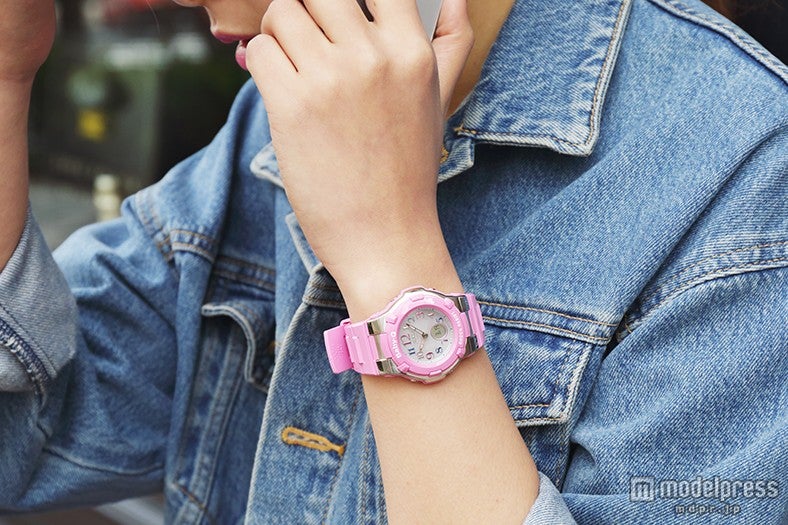 デニムonデニム×ピンクウォッチで辛口フェミニンに演出