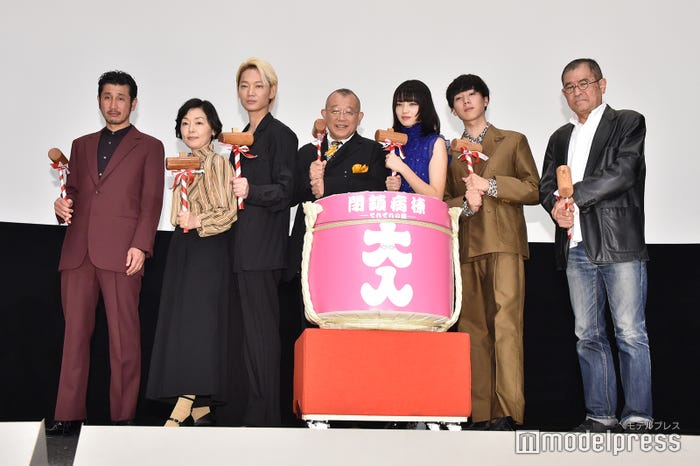 (左から)渋川清彦、小林聡美、綾野剛、笑福亭鶴瓶、小松菜奈、坂東龍汰、平山秀幸監督(C)モデルプレス