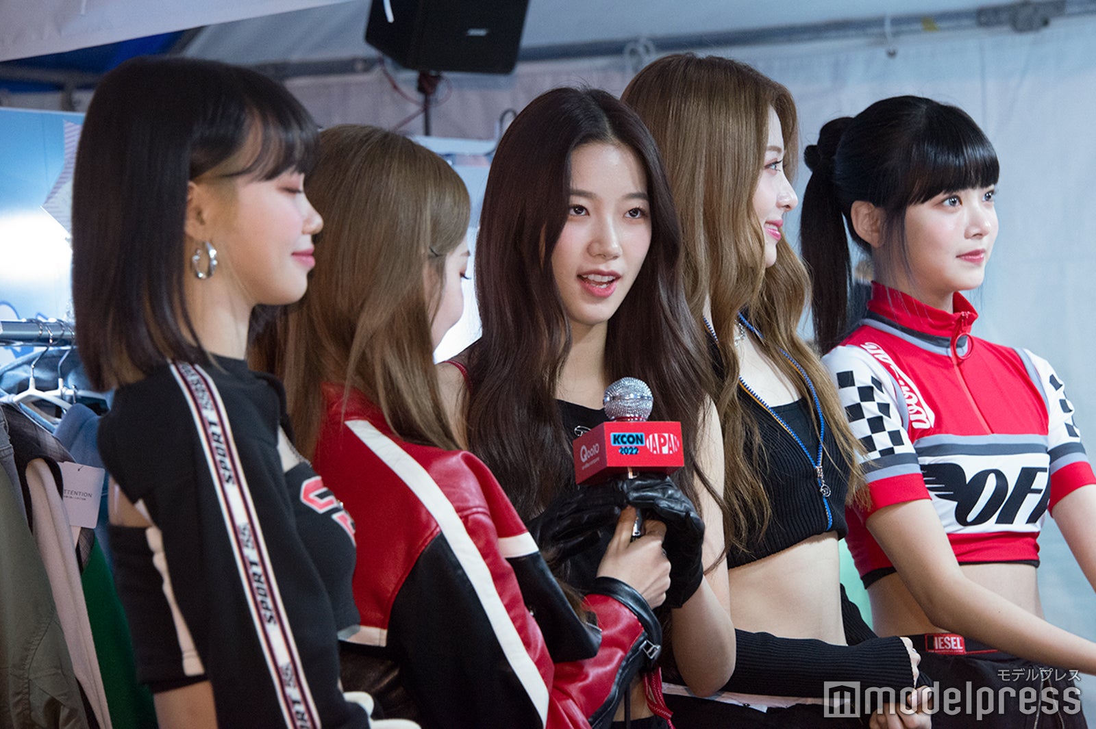 LE SSERAFIM／キム・チェウォン、宮脇咲良、カズハ、ホ・ユンジン、ホン・ウンチェ（C）モデルプレス