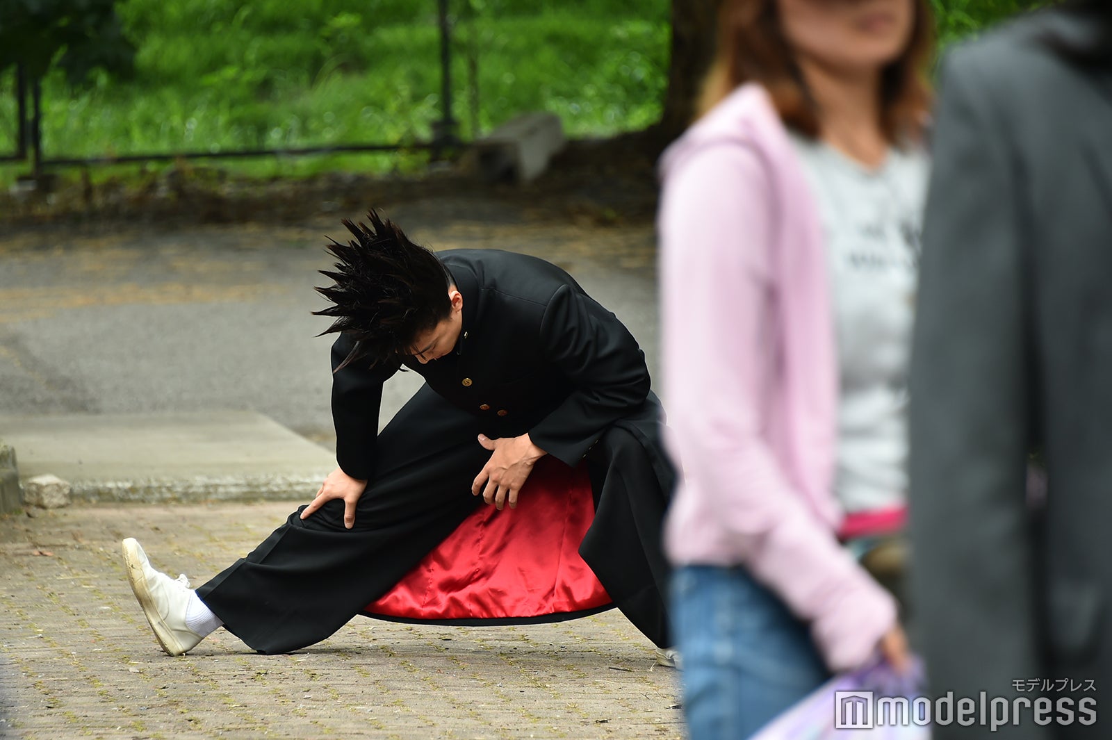 ケガをしないよう、準備運動（C）モデルプレス