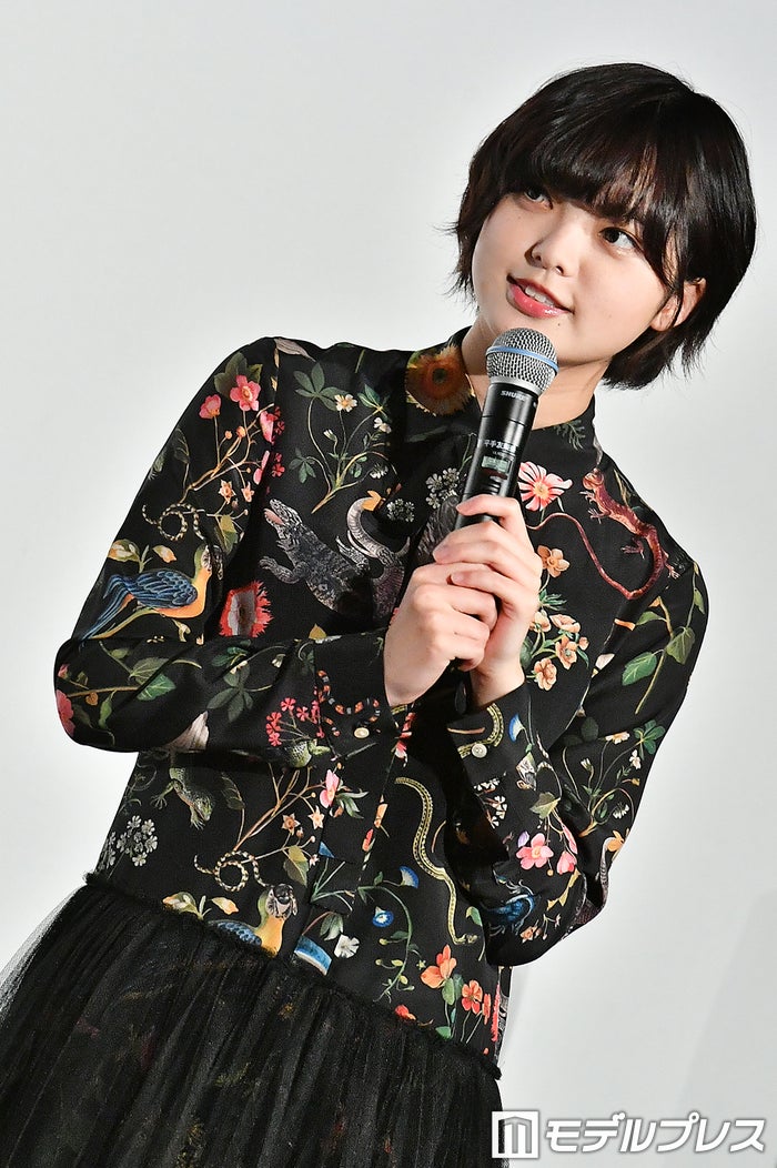 平手友梨奈、マイク両手持ちが可愛すぎる （C）モデルプレス