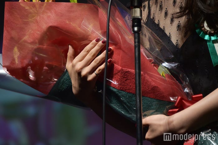 ボルドーネイルがブラックコーデのアクセントに/土屋太鳳(C)モデルプレス