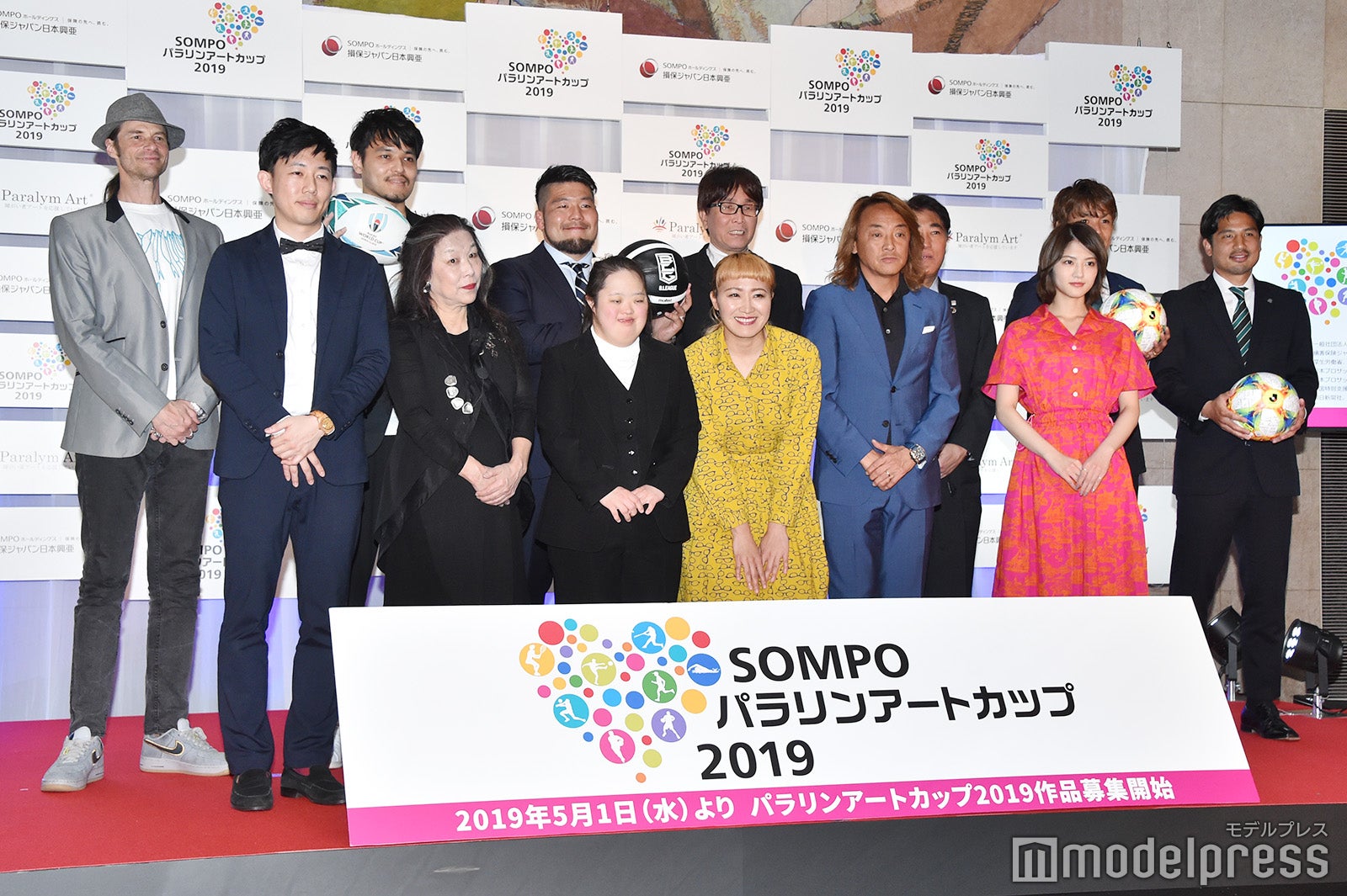 （前列左より）中井亮氏、遠藤彰子氏、金澤翔子氏、丸山桂里奈、北澤豪、若月佑美（後列左より）セイン・カミュ、渡邊拓馬選手、畠山健介氏、高橋陽一氏、飯豊聡氏、小池純輝選手、竹田忠嗣選手 （C）モデルプレス