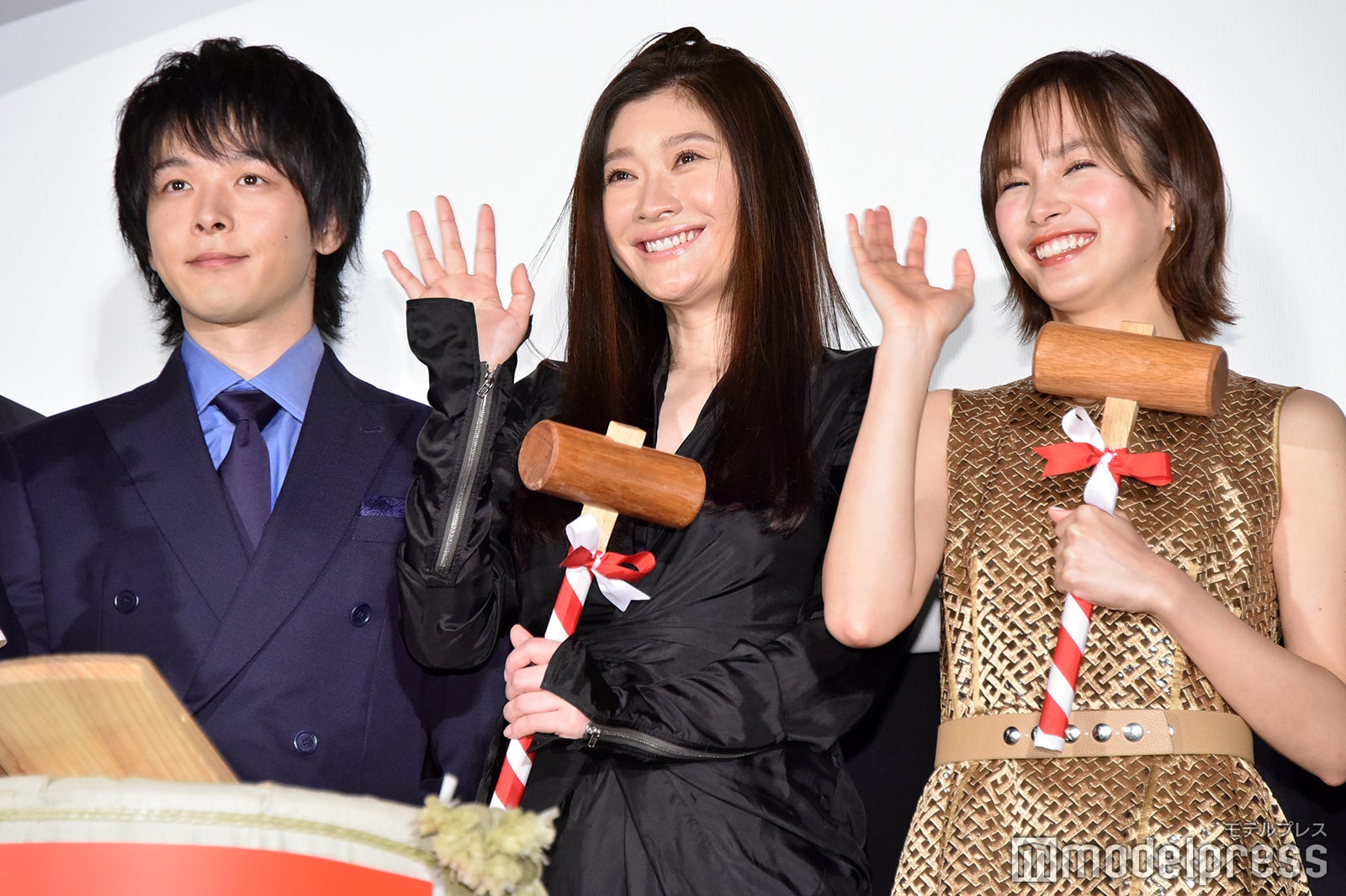 中村倫也、篠原涼子、関水渚 （C）モデルプレス