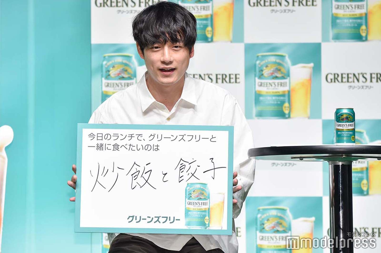 フリップを手に持つ坂口健太郎 （C）モデルプレス