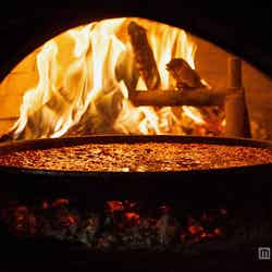 鉄鍋で揚げるようにしながらじっくり焼きあげる/画像提供:J-World Diner